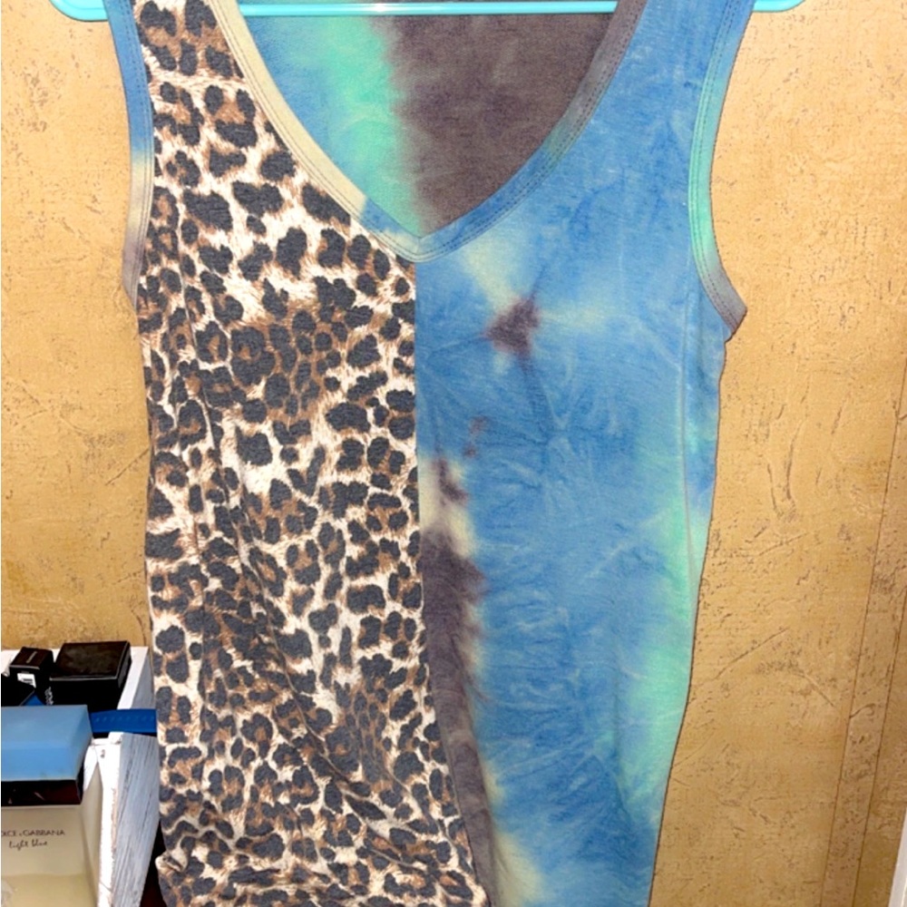 Sleeveless leopard shirt